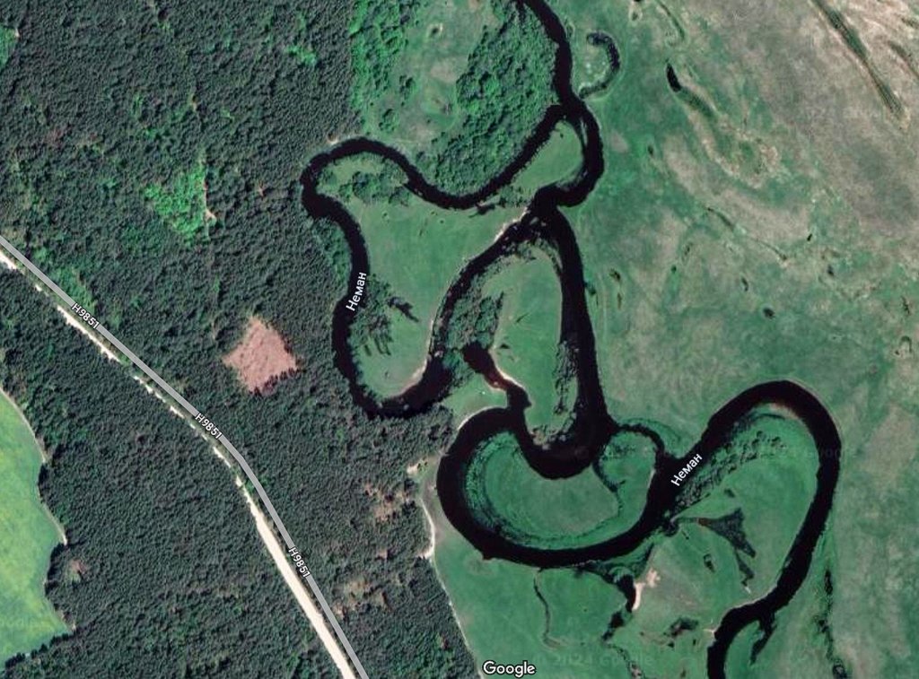 Река и её старицы со спутника Река и её старицы со спутника